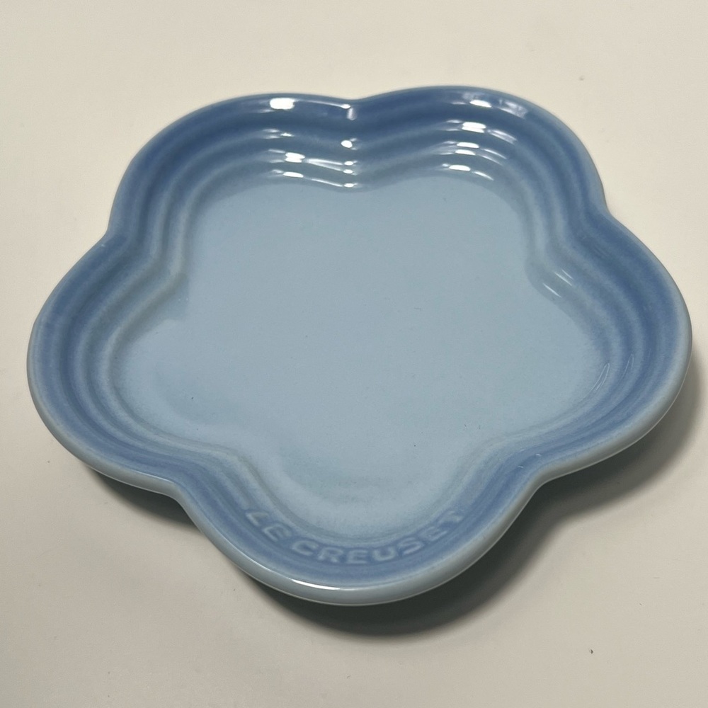 Le Creuset Stoneware Flower Petal Scalloped Trinket Dish Plate Tray - Picture 3 of 11